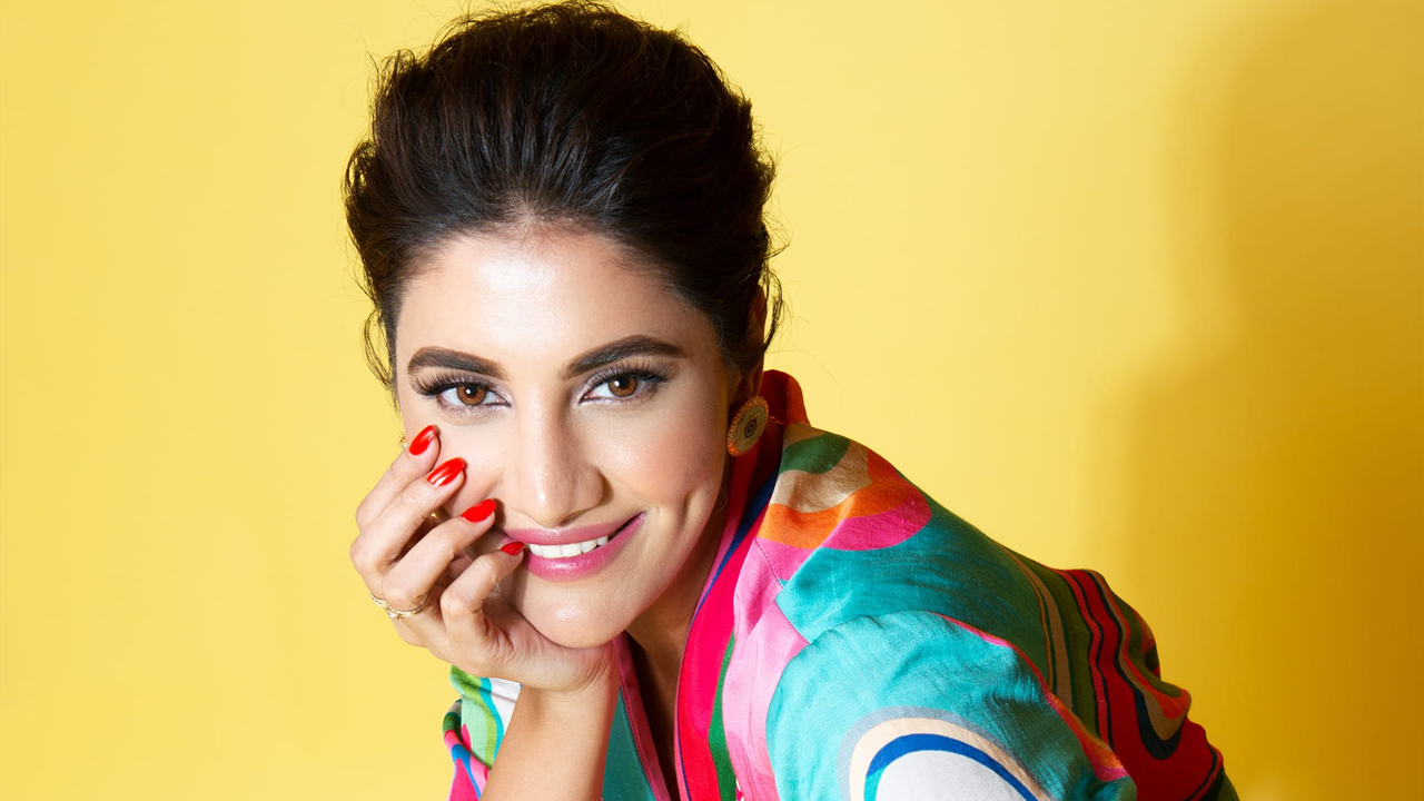 কেন মুম্বাই থেকে তড়িঘড়ি কলকাতায় ফিরলেন রুক্মিণী